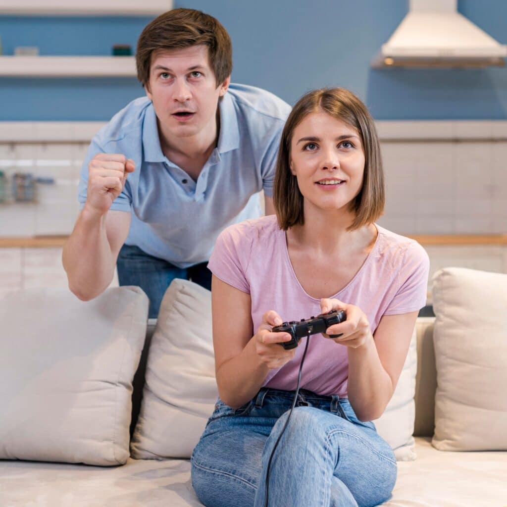Familia jugando videojuegos en PS4 y PS5